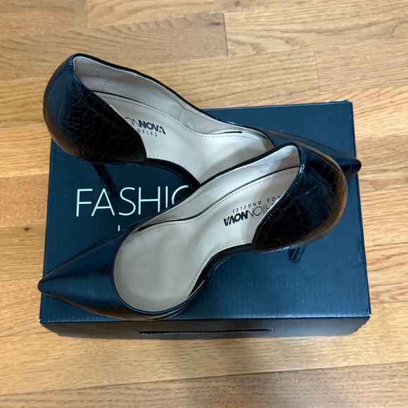 Fashion Nova Boss Goals Pumps - Picture 2 of 7